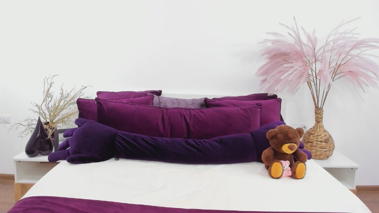 Reneswee's Streamate show and profile